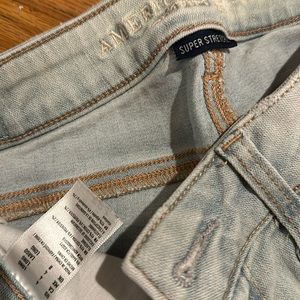 American eagle size 4 skinny jean with rips